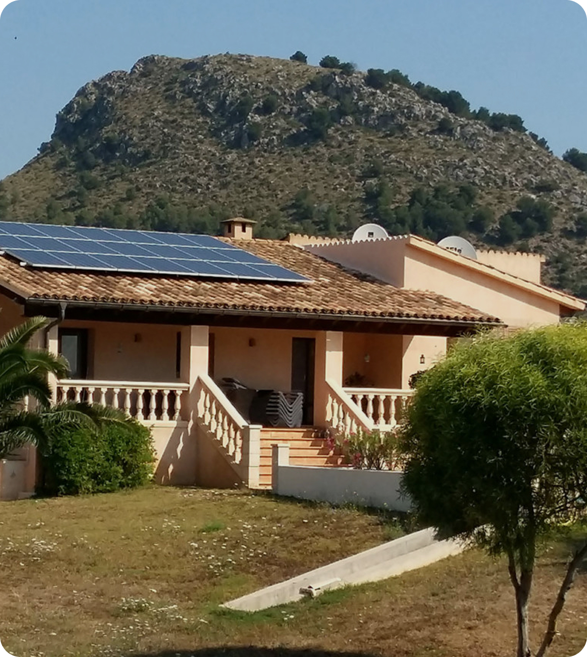 Placas solares autoconsumo hogares y negocios | chalet con placas en tejados