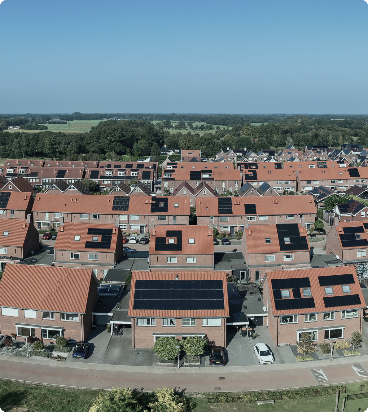 Placas solares autoconsumo hogares y negocios | urbanización con placas en tejados